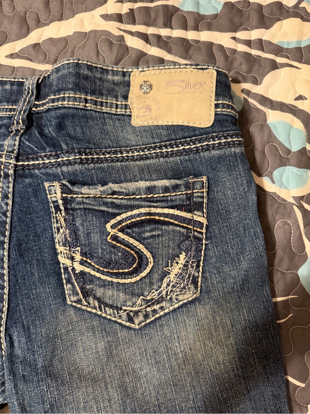 Silver Jeans Dark Blue Skinny Jeans with Cream Stitching
